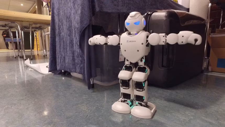 Čínská humanoidní robotika opouští závodní dráhu a míří do továren