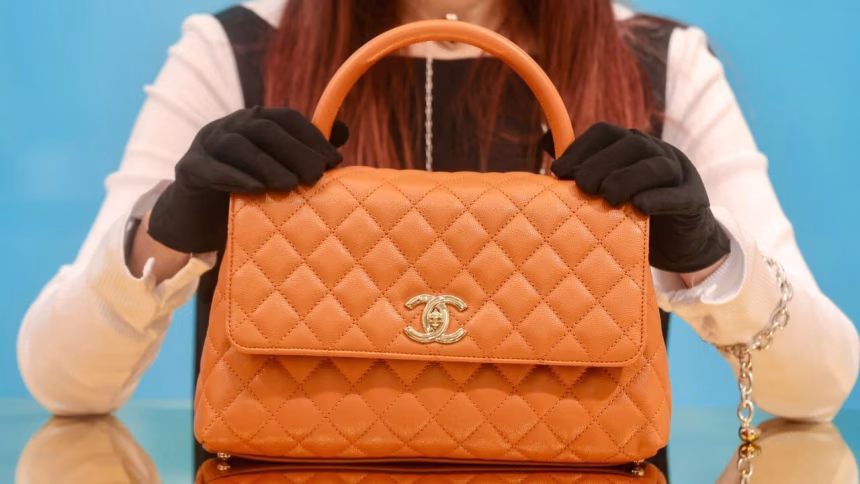 Young Hong Kong shoppers discover second hand fashion